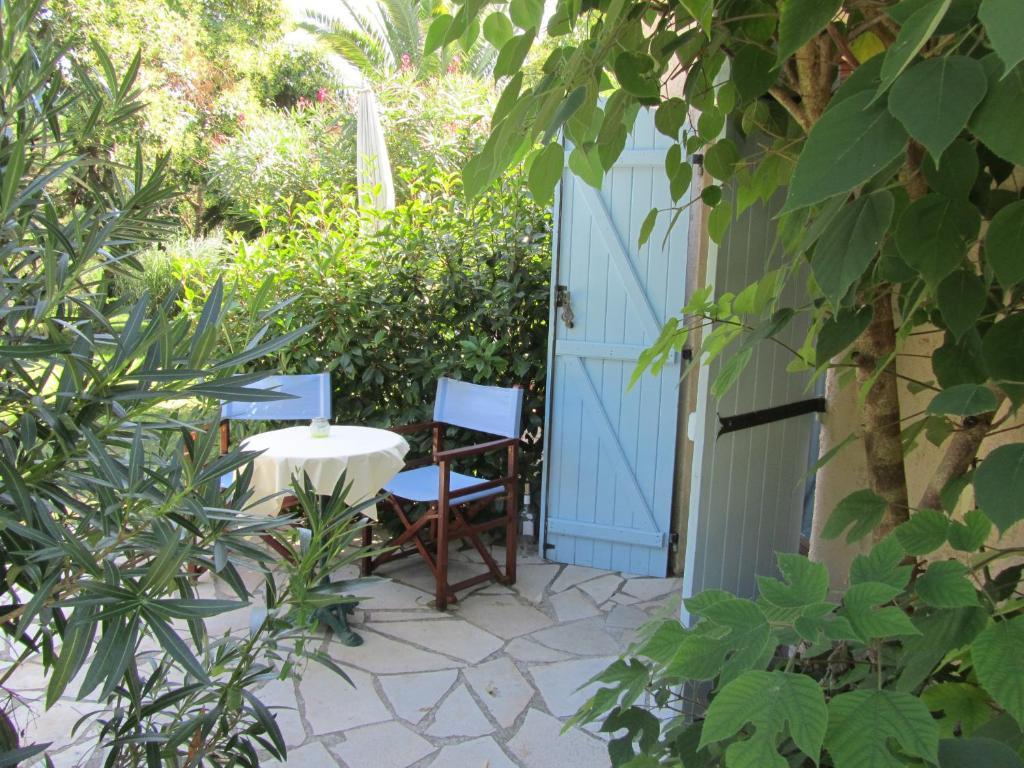 Bed and Breakfast Le Mas Shabanou Roquefort-les-Pins Pokój zdjęcie