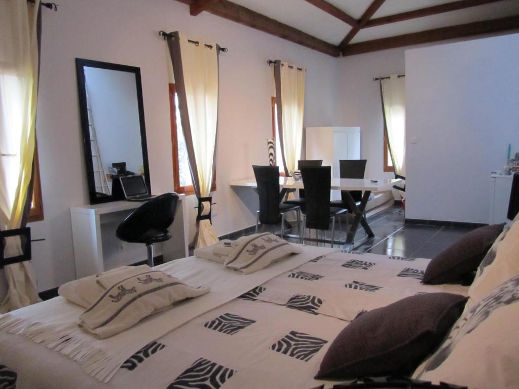 Bed and Breakfast Le Mas Shabanou Roquefort-les-Pins Pokój zdjęcie
